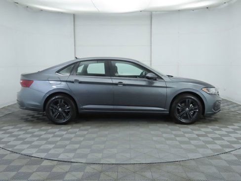 Certified 2024 Volkswagen Jetta SE image 5