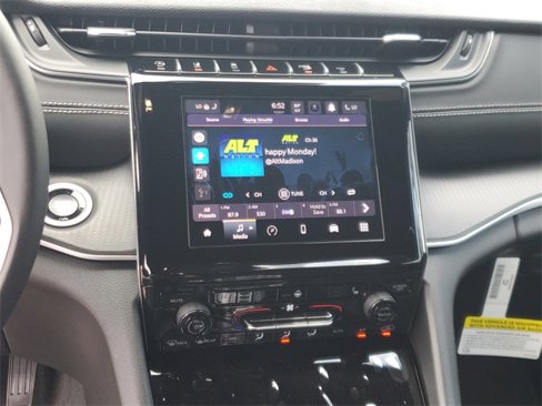 New 2025 Jeep Grand Cherokee Altitude image 24