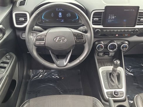 Used 2024 Hyundai Venue Limited image 14