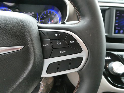 Used 2018 Chrysler Pacifica Touring-L image 19