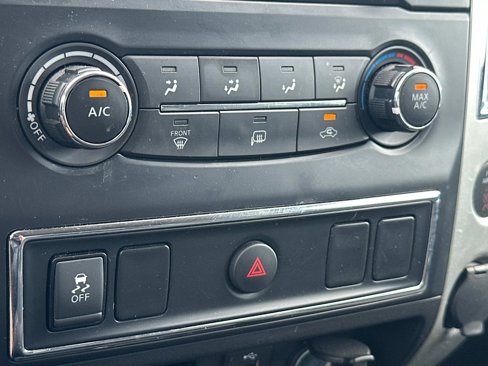 Used 2018 Nissan Titan SV image 23