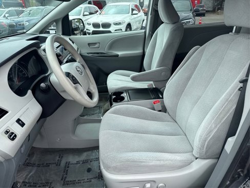 Used 2014 Toyota Sienna LE image 10