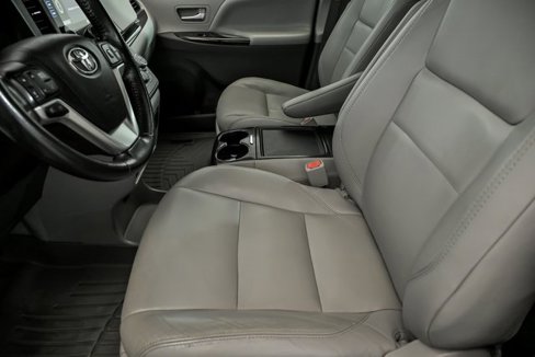 Used 2015 Toyota Sienna XLE image 11