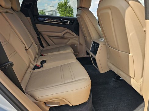 Certified 2019 Porsche Cayenne w/ Premium Package image 39