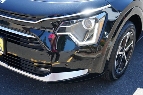 Used 2023 Kia Niro SX image 10