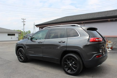 Used 2016 Jeep Cherokee Latitude w/ Comfort/Convenience Group image 9