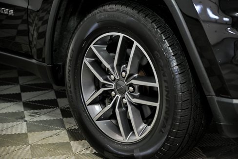 Used 2020 Jeep Grand Cherokee Limited w/ Luxury Group II image 3
