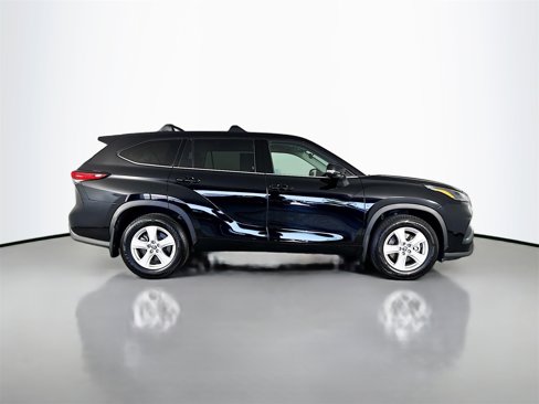 Used 2022 Toyota Highlander LE image 8