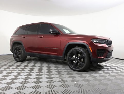Used 2023 Jeep Grand Cherokee Altitude image 3