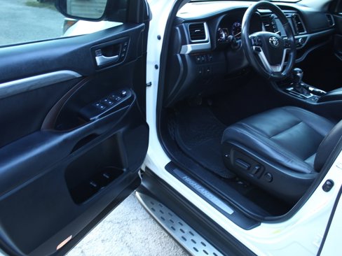 Used 2017 Toyota Highlander Limited image 12