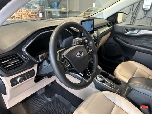 Used 2021 Ford Escape Titanium image 2