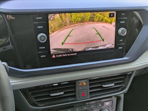 Used 2024 Volkswagen Taos SE w/ Panoramic Sunroof Package image 12