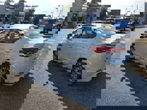 Used 2017 Hyundai Elantra SE image 3