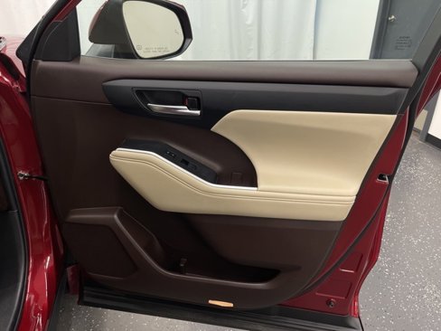 Certified 2022 Toyota Highlander XLE image 7