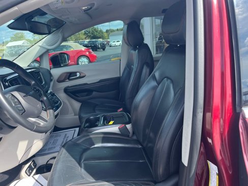 Used 2018 Chrysler Pacifica Touring-L w/ Tire & Wheel Group image 19