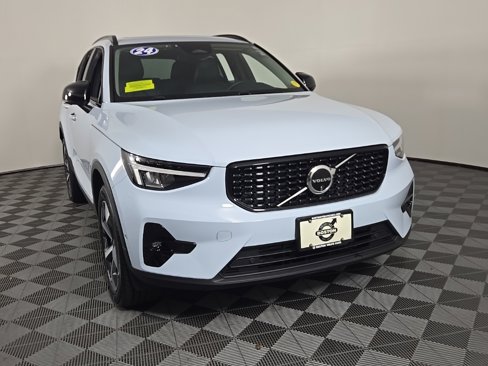 Certified 2024 Volvo XC40 B5 Plus w/ Climate Package image 3