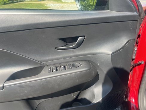 Used 2025 Hyundai Kona SE image 9