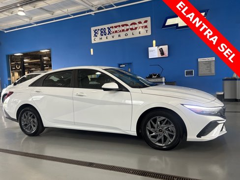 Used 2024 Hyundai Elantra SEL image 1