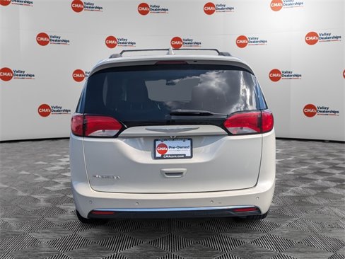 Used 2017 Chrysler Pacifica Touring-L image 6