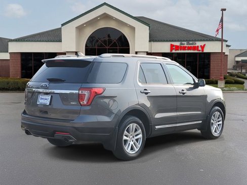 Used 2018 Ford Explorer XLT image 4