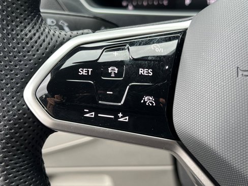 Used 2023 Volkswagen Tiguan SE R-Line image 25