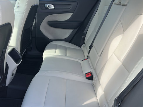 Used 2020 Volvo XC40 T5 Momentum w/ Protection Package Premier image 18