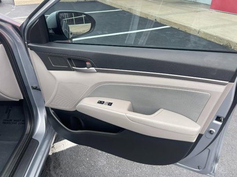 Used 2017 Hyundai Elantra SE image 11