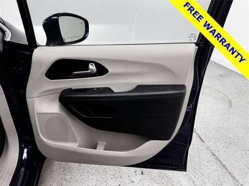 Used 2018 Chrysler Pacifica Limited image 13