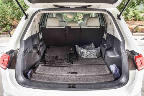 Used 2021 Volkswagen Tiguan SE w/ Panoramic Sunroof Package image 26