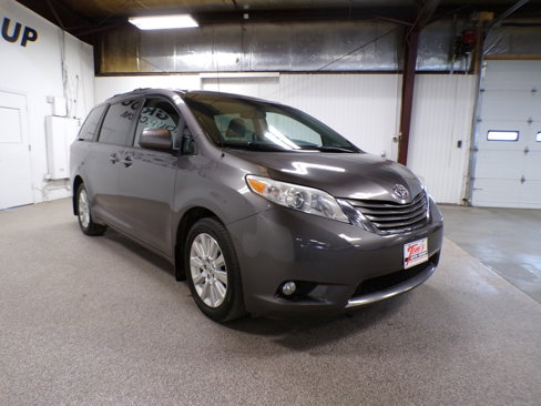 Used 2011 Toyota Sienna XLE image 7