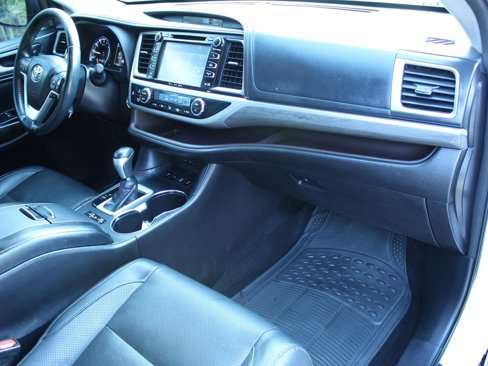 Used 2017 Toyota Highlander Limited image 9