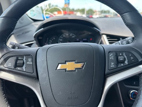 Used 2020 Chevrolet Trax LT w/ LT Convenience Package image 12