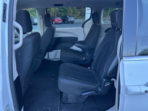Used 2022 Chrysler Voyager LX image 27