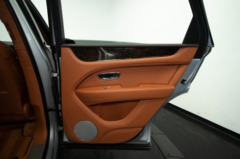 Used 2023 Bentley Bentayga Plug-In Hybrid image 61