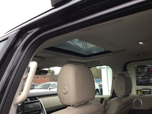 Used 2017 Land Rover Discovery HSE image 17