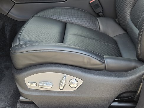 Certified 2024 Porsche Macan image 33