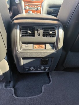 Used 2017 Nissan Pathfinder Platinum image 10