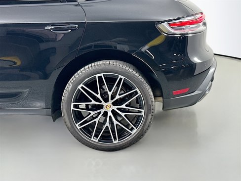 Certified 2024 Porsche Macan image 12