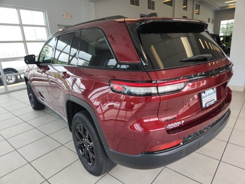 Certified 2024 Jeep Grand Cherokee Altitude image 9
