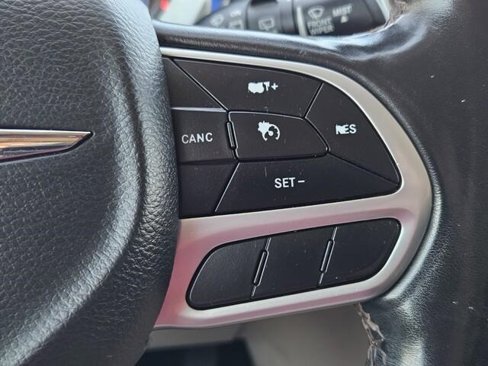 Used 2020 Chrysler Pacifica Touring-L image 27