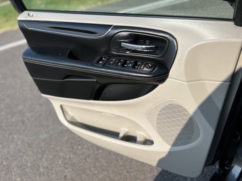 Used 2018 Dodge Grand Caravan SXT image 11