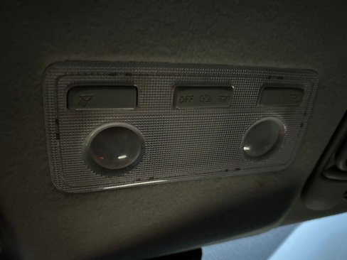 Used 2018 Toyota Yaris L image 27