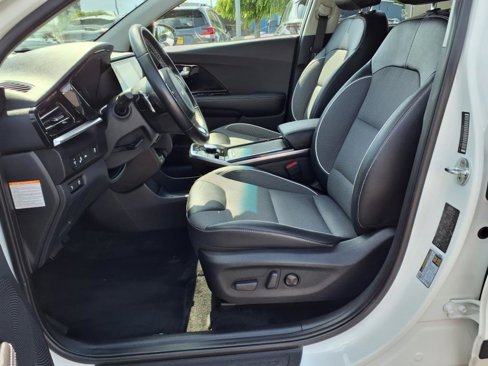 Certified 2022 Kia Niro EX image 11