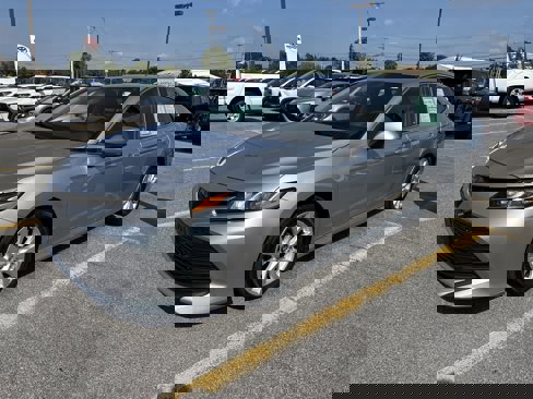 Certified 2018 Toyota Camry LE image 4