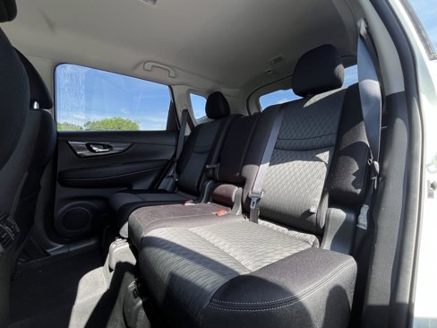 Used 2018 Nissan Rogue SV image 15
