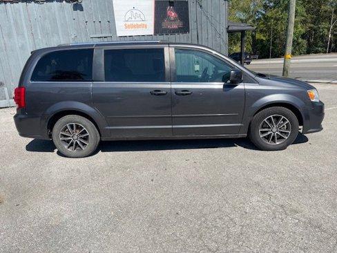 Used 2017 Dodge Grand Caravan SXT image 4