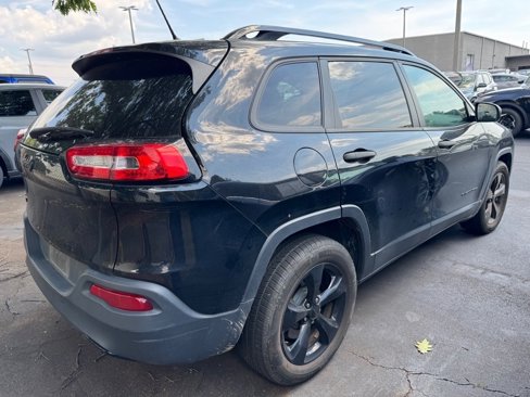 Used 2017 Jeep Cherokee Sport image 4