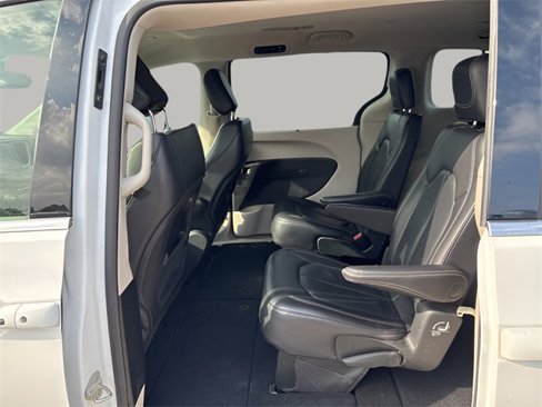 Used 2022 Chrysler Pacifica Touring-L image 18