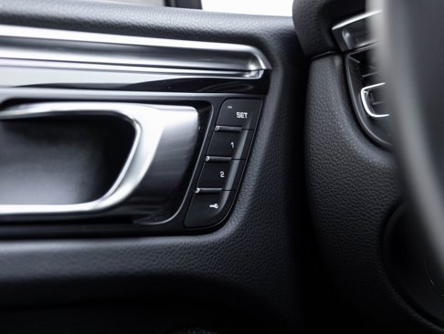 Certified 2022 Porsche Macan image 18