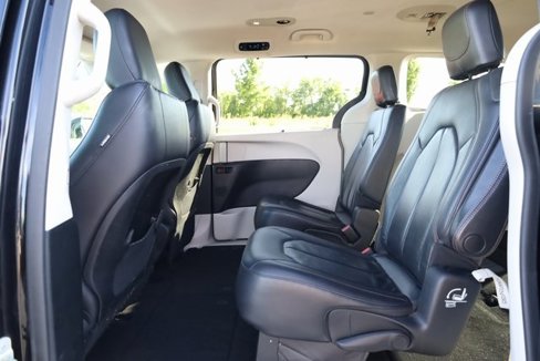 Used 2018 Chrysler Pacifica Touring-L image 21